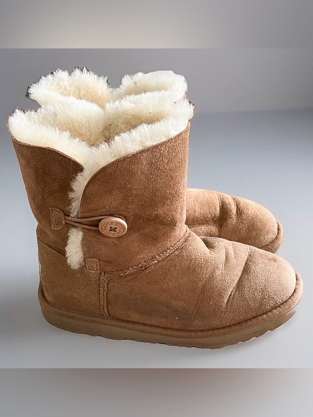 UGG Australia Kids Bailey Button II Chestnut Suede Sheepskin Boots Brown size 4
